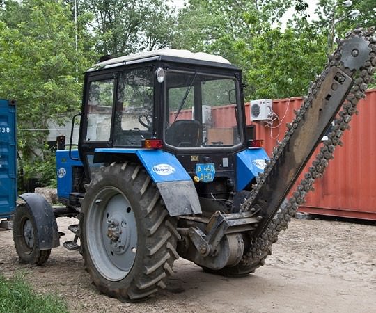 Траншеекопатель в аренду в Гатчине и  Ленинградской области