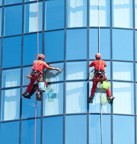 Мытье фасадов промальпинистами в Гатчине